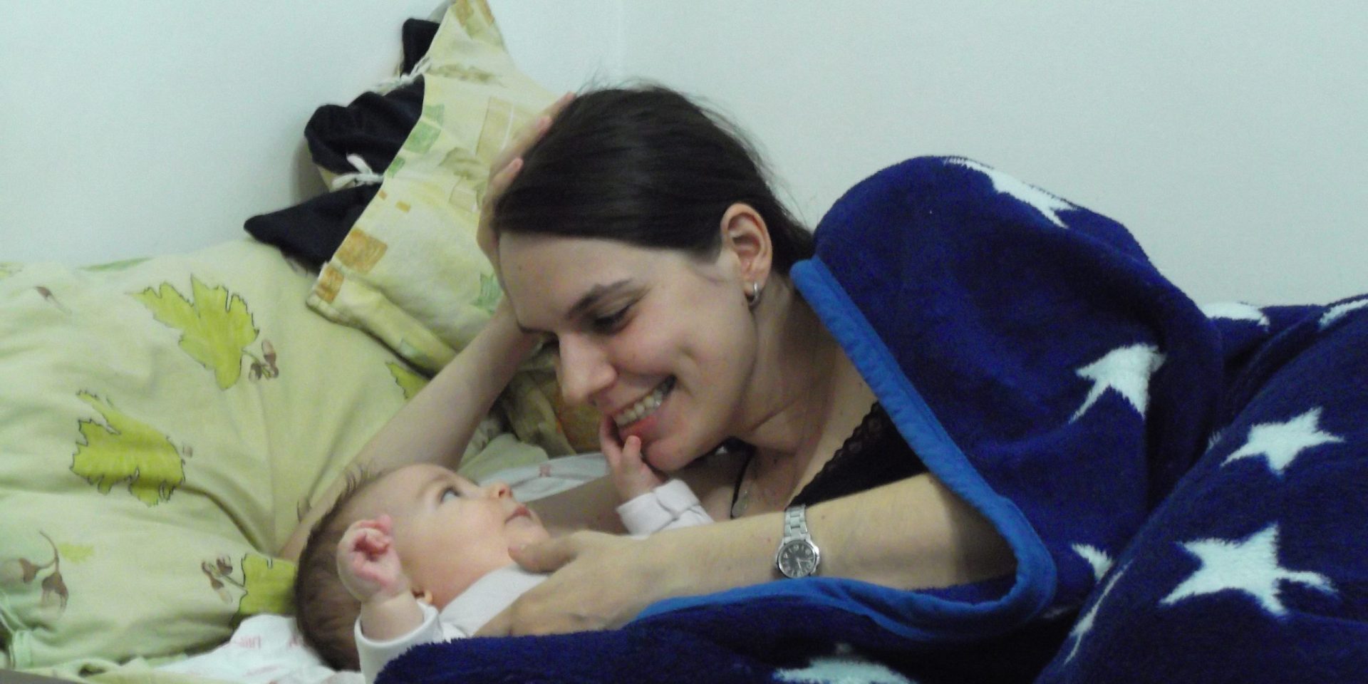 cosleeping mama si bebelus in pat