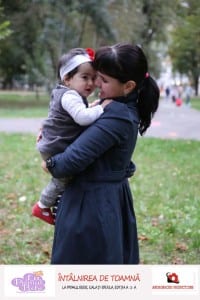 Intalnire la primul bebe - mama cu copil in brate
