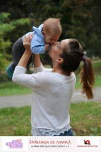 Intalnire la primul bebe - mama cu copil in brate